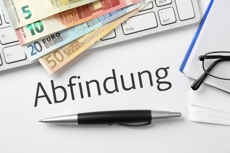 Abfindung Geld Büro SChreibtisch Tastatur _74386577-Mobile